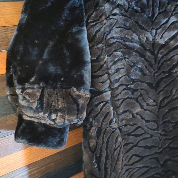 AMERICAN SIGNATURE FULL LENGHT FAUX FUELEGANT COAT - Picture 15 of 15